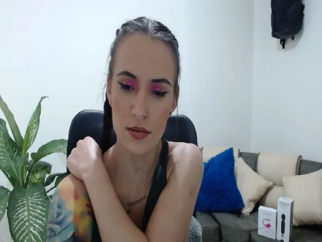 Live sex webcam photo for Avaa22_ #252667457