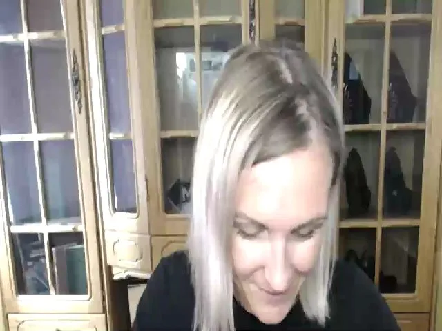 Live sex webcam photo for MiliEsiens #263579241