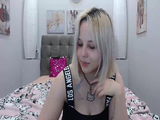 Live sex webcam photo for Helokit #253370763