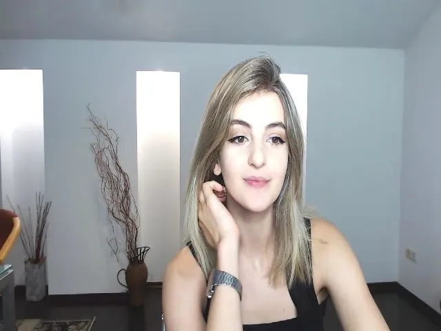 Live sex webcam photo for HelelGretta #253145741