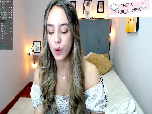 Live sex webcam photo for Laura_Lovee_ #253541546