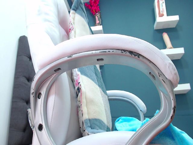 Live sex webcam photo for HANNAH_19 #255466656