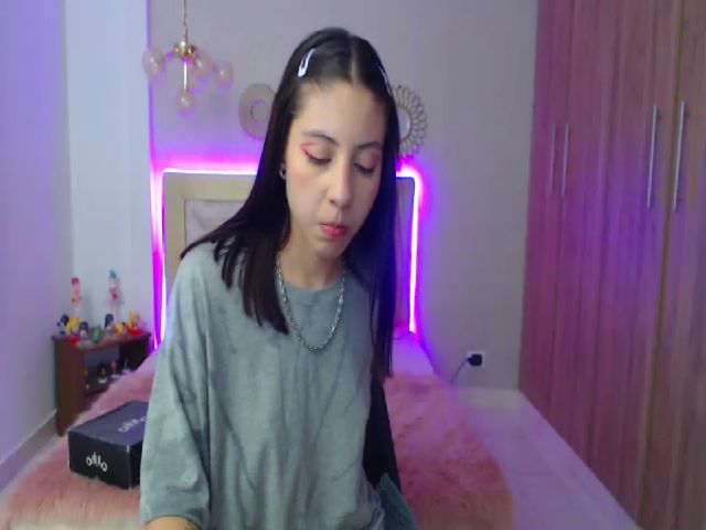 Live sex webcam photo for Emily_evans18 #262951092