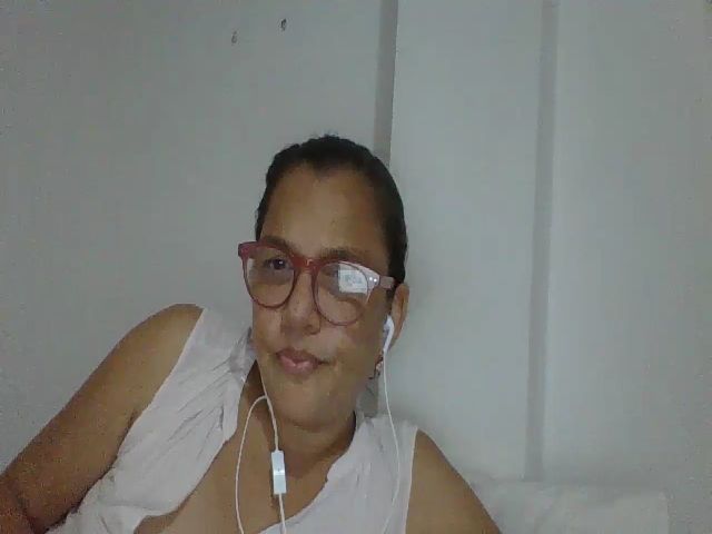Live sex webcam photo for SweetLola01 #262450227