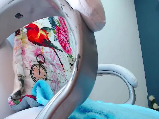 Live sex webcam photo for HANNAH_19 #253607091