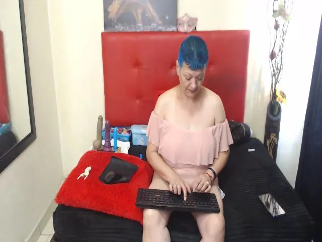 Live sex webcam photo for Crazyqueen01 #262755550