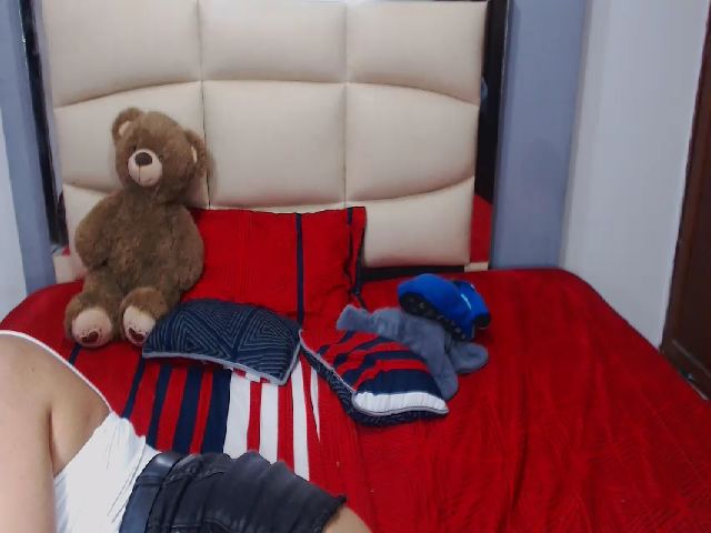 Live sex webcam photo for SluttyAnny #254403221