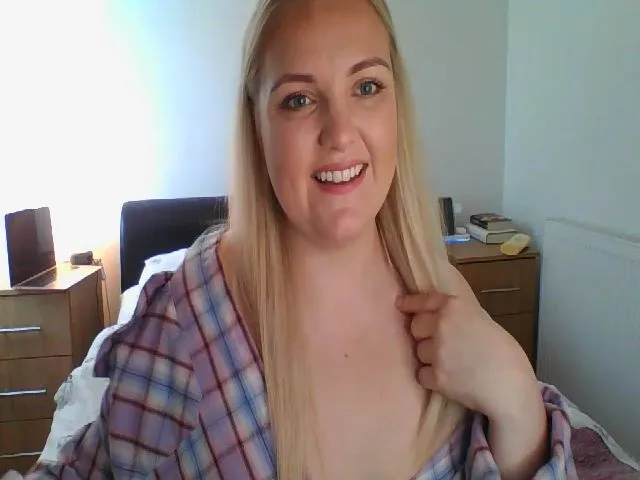 Live sex webcam photo for JessyLou #253762667