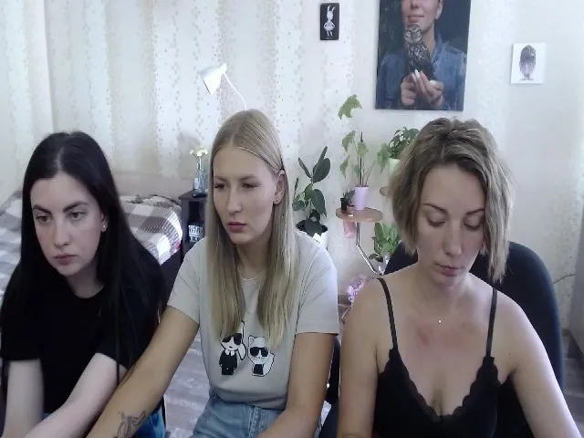 Live sex webcam photo for Emi_lywild #257582810