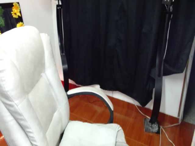 Live sex webcam photo for Scarletgrey #264182263