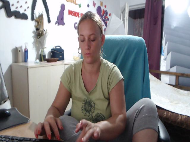 Live sex webcam photo for LiaMelanyy #253558126