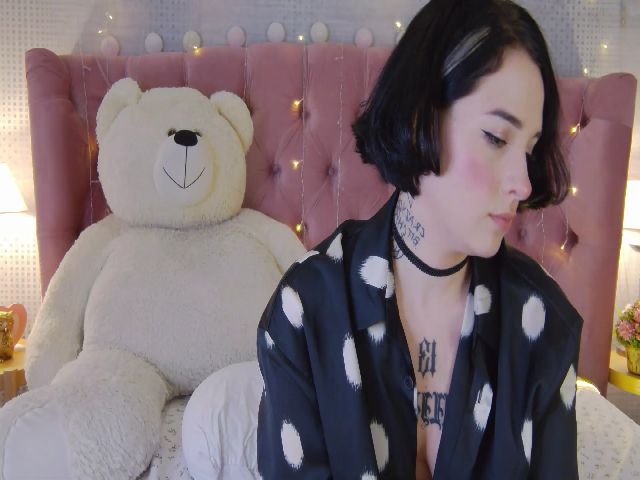 Live sex webcam photo for Roxy_Di #265463106