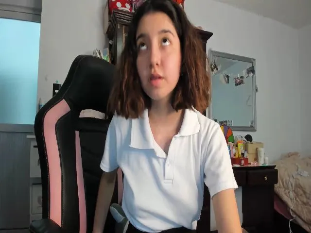 Live sex webcam photo for Cherrycute666 #263932419