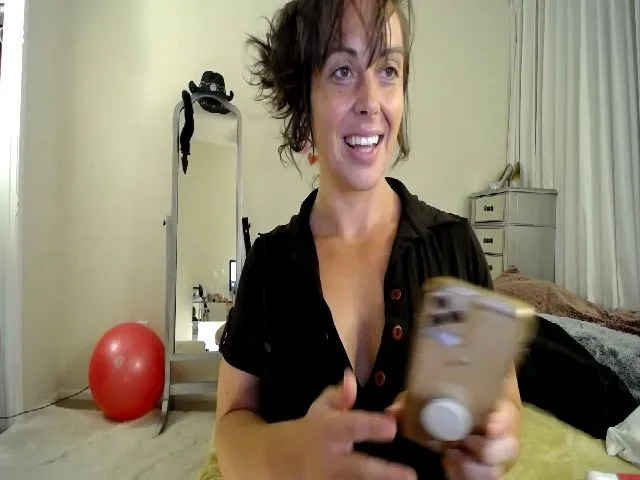 Live sex webcam photo for TemptinDesire #264388242