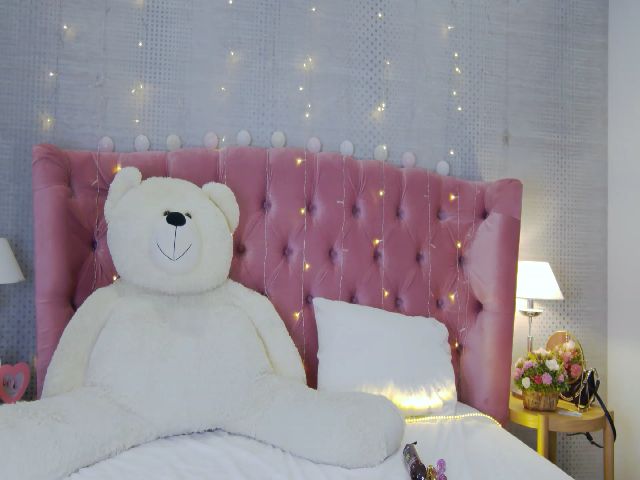 Live sex webcam photo for Roxy_Di #259917597