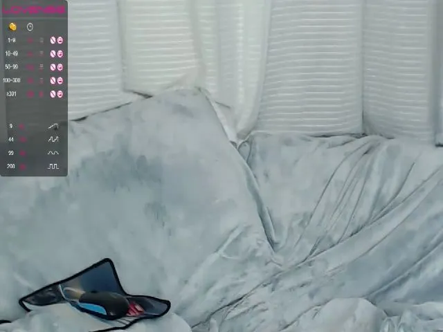 Live sex webcam photo for LittlePeach_ #263417398