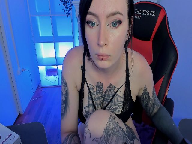 Live sex webcam photo for HelenCarter #261651856