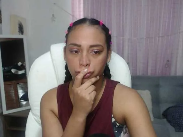 Live sex webcam photo for Angeluxxx #241176343