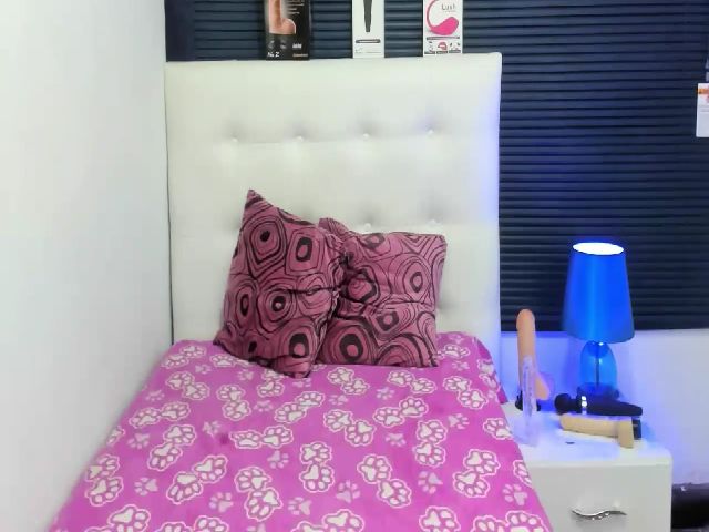 Live sex webcam photo for sexyfox_18 #253300716