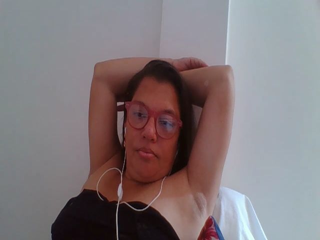 Live sex webcam photo for SweetLola01 #254831459