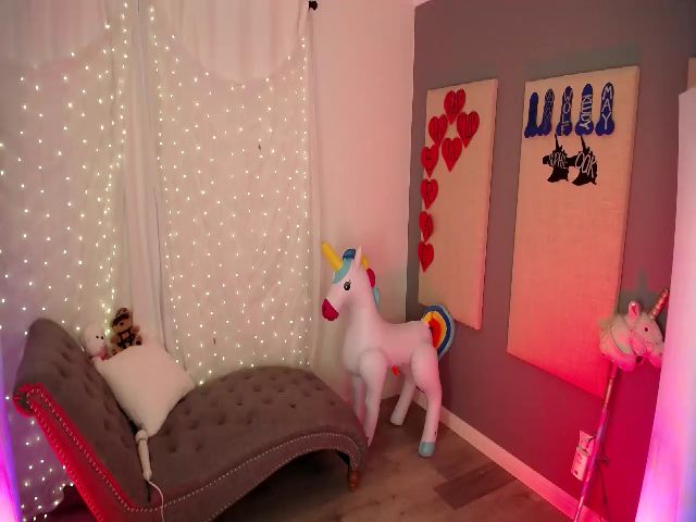 Live sex webcam photo for MightyEmelia #262450364