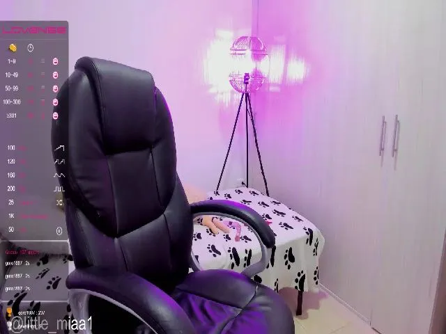 Live sex webcam photo for Little_Miaa1 #256786745