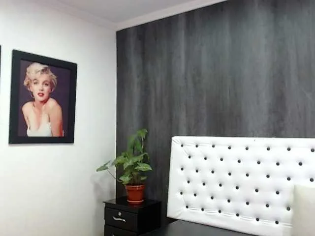 Live sex webcam photo for ScarletRizzo #241303444