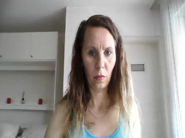 Live sex webcam photo for Naughtyliliy #254085970