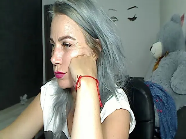 Live sex webcam photo for Yourmilf24 #260599336