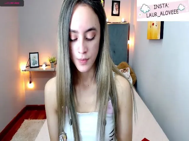 Live sex webcam photo for Laura_Lovee_ #261031642