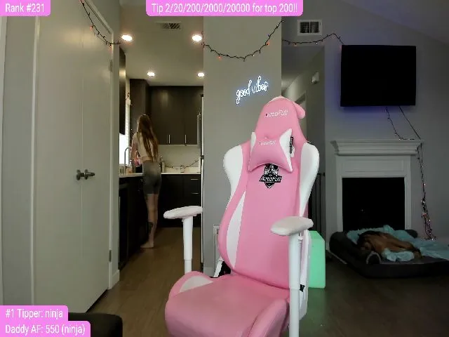 Live sex webcam photo for TheSharkQueen #254581540