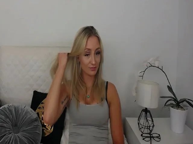 Live sex webcam photo for LenaaX #263903766