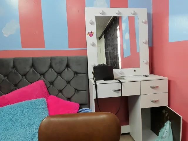 Live sex webcam photo for Miiaafox #255990267