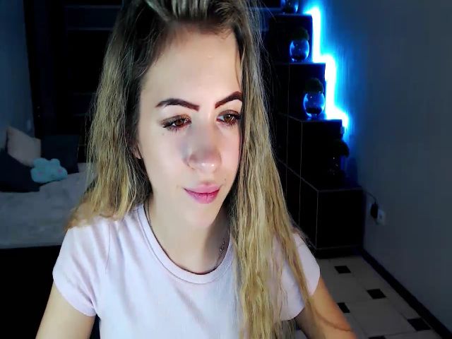 Live sex webcam photo for LannaBlue #253533966