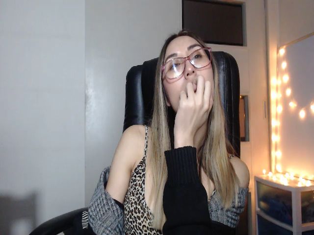 Live sex webcam photo for Ninimoon #259892212