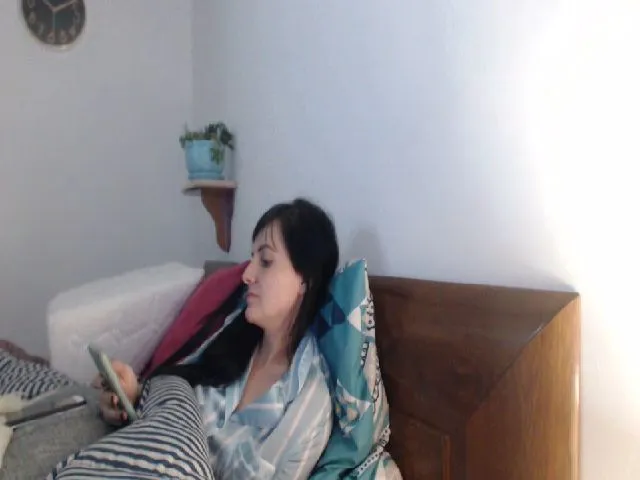 Live sex webcam photo for isabellazee2 #255779447