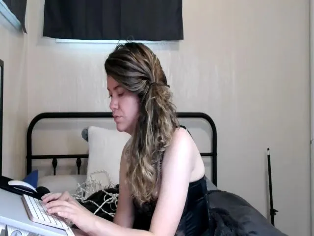 Live sex webcam photo for Trixiegirl3 #263693994