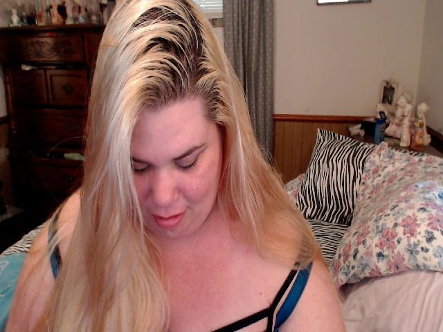 Live sex webcam photo for PlumpKittyKat #252862150