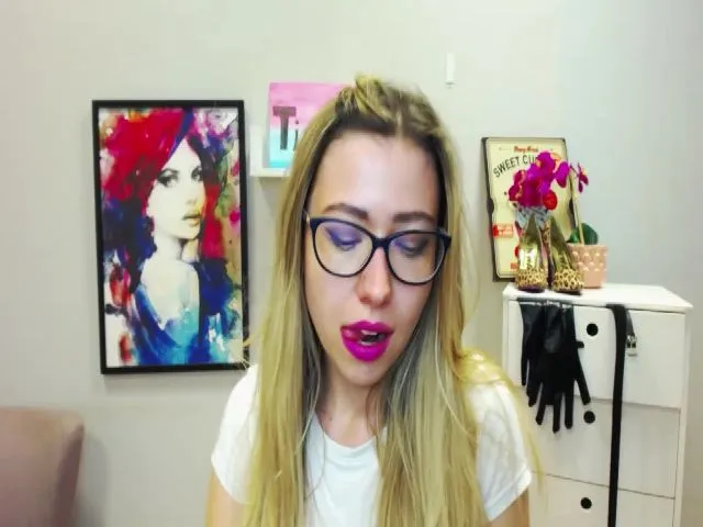 Live sex webcam photo for HeidiFLOWER #253055284