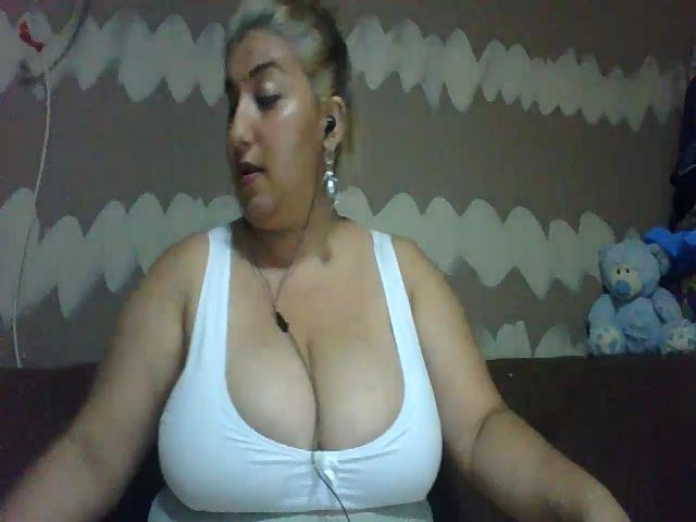 Live sex webcam photo for BigBreastsMia #254894060