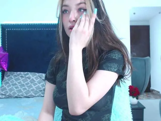 Live sex webcam photo for CarolineJames #247367915