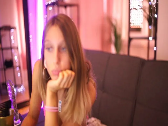 Live sex webcam photo for Poppyes #258682420