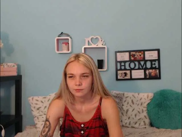 Live sex webcam photo for AnnaHappy18 #247128456