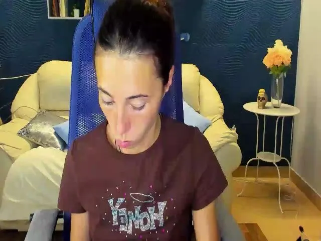 Live sex webcam photo for amyjune01 #262382198