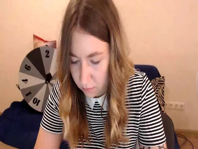 Live sex webcam photo for Emmillia #254537750
