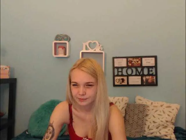 Live sex webcam photo for AnnaHappy18 #241309553
