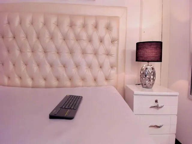 Live sex webcam photo for Mackenzie__20 #254688175