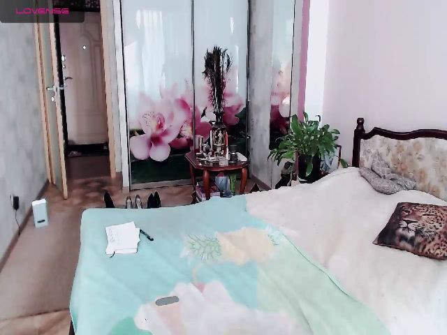 Live sex webcam photo for JuliannaLux #253631359