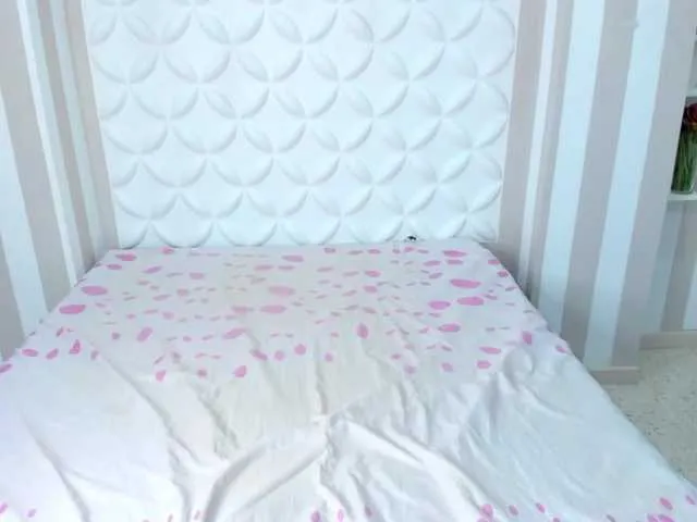 Live sex webcam photo for CrystalQueen #242702153