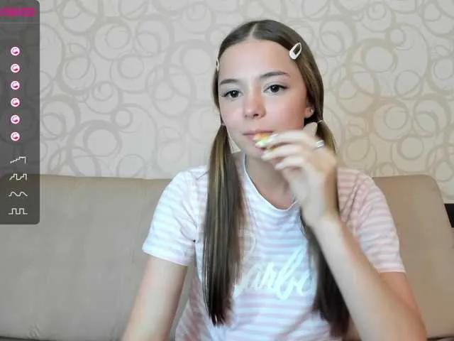 Live sex webcam photo for Roxanne2021 #245147422